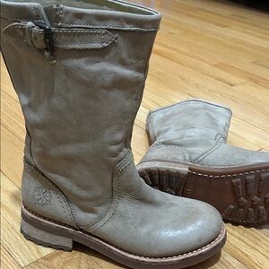 Women's Winter Boots in Taupe